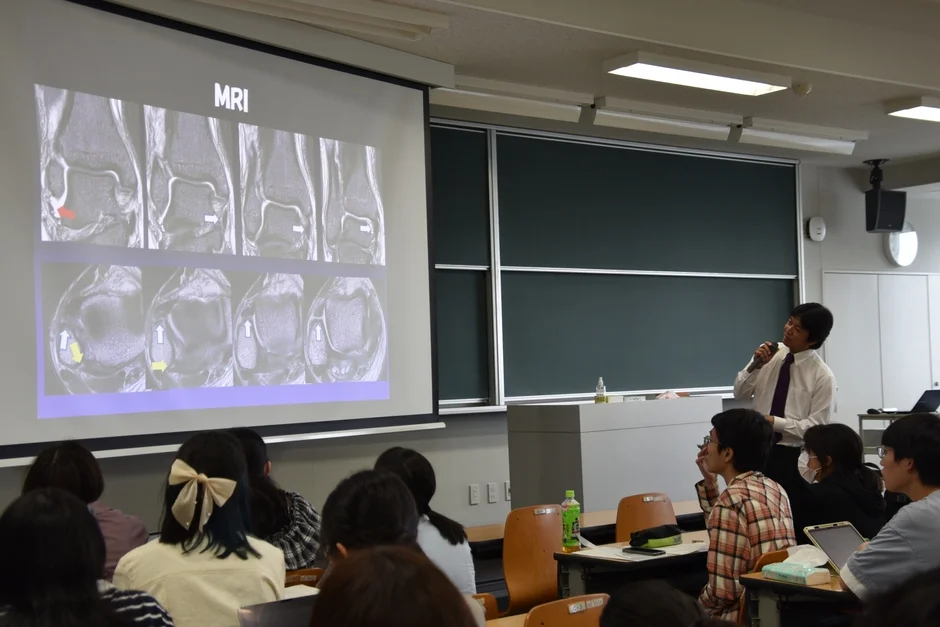 MRI画像を用いた講義の様子