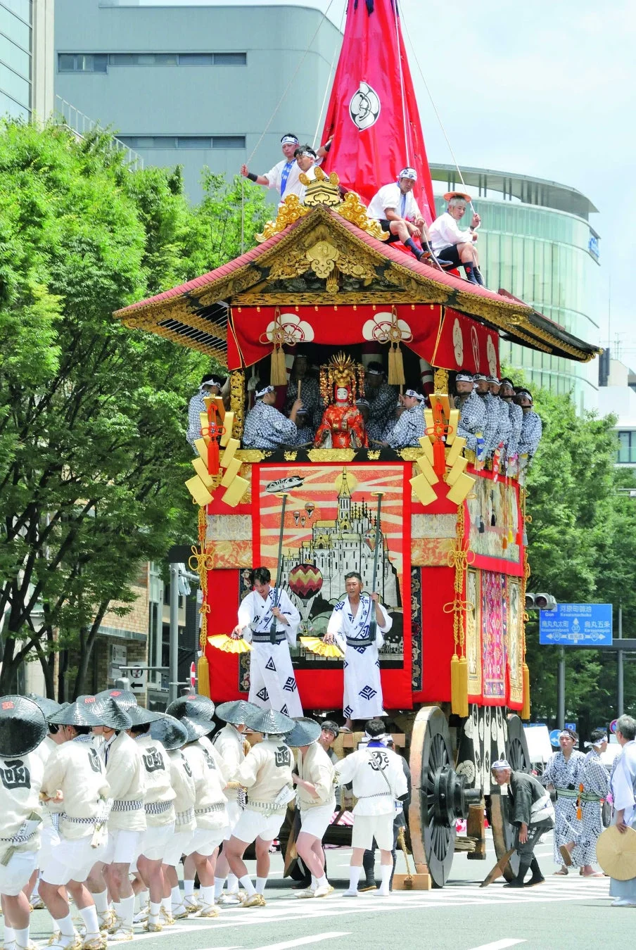 日本の伝統的な夏祭りの様子。豪華絢爛な山鉾が多くの人々によって市街地を巡行している