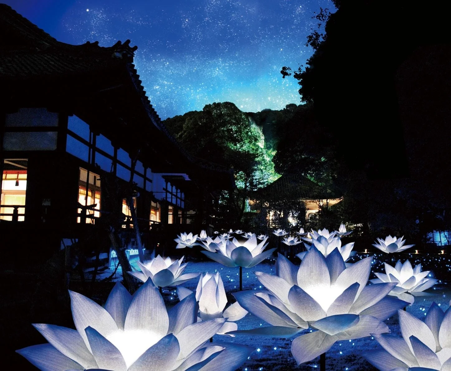 星空が広がる夜、伝統的な日本建築の前に、無数の光る蓮の花が幻想的にライトアップされた風景