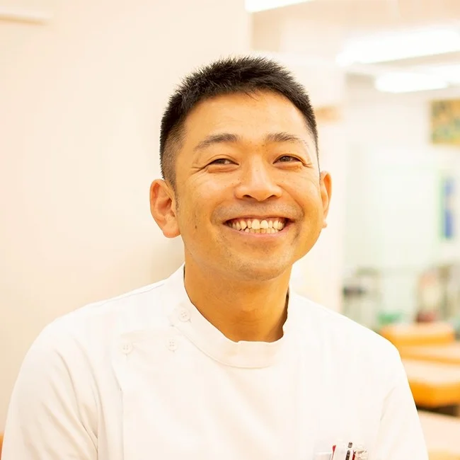 白衣を着て笑顔の男性