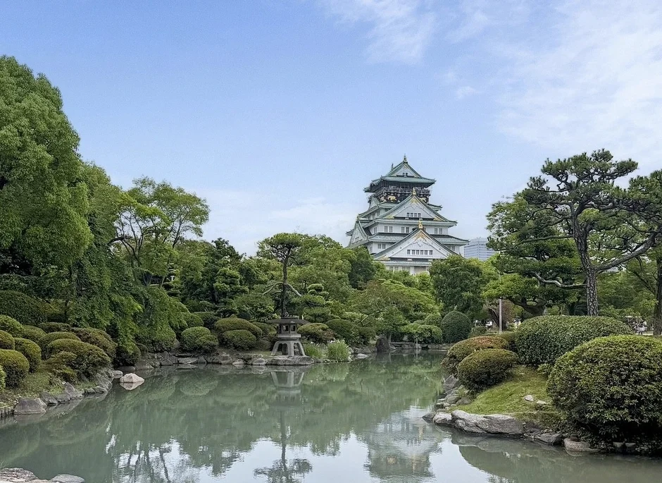 大阪城と日本庭園の風景