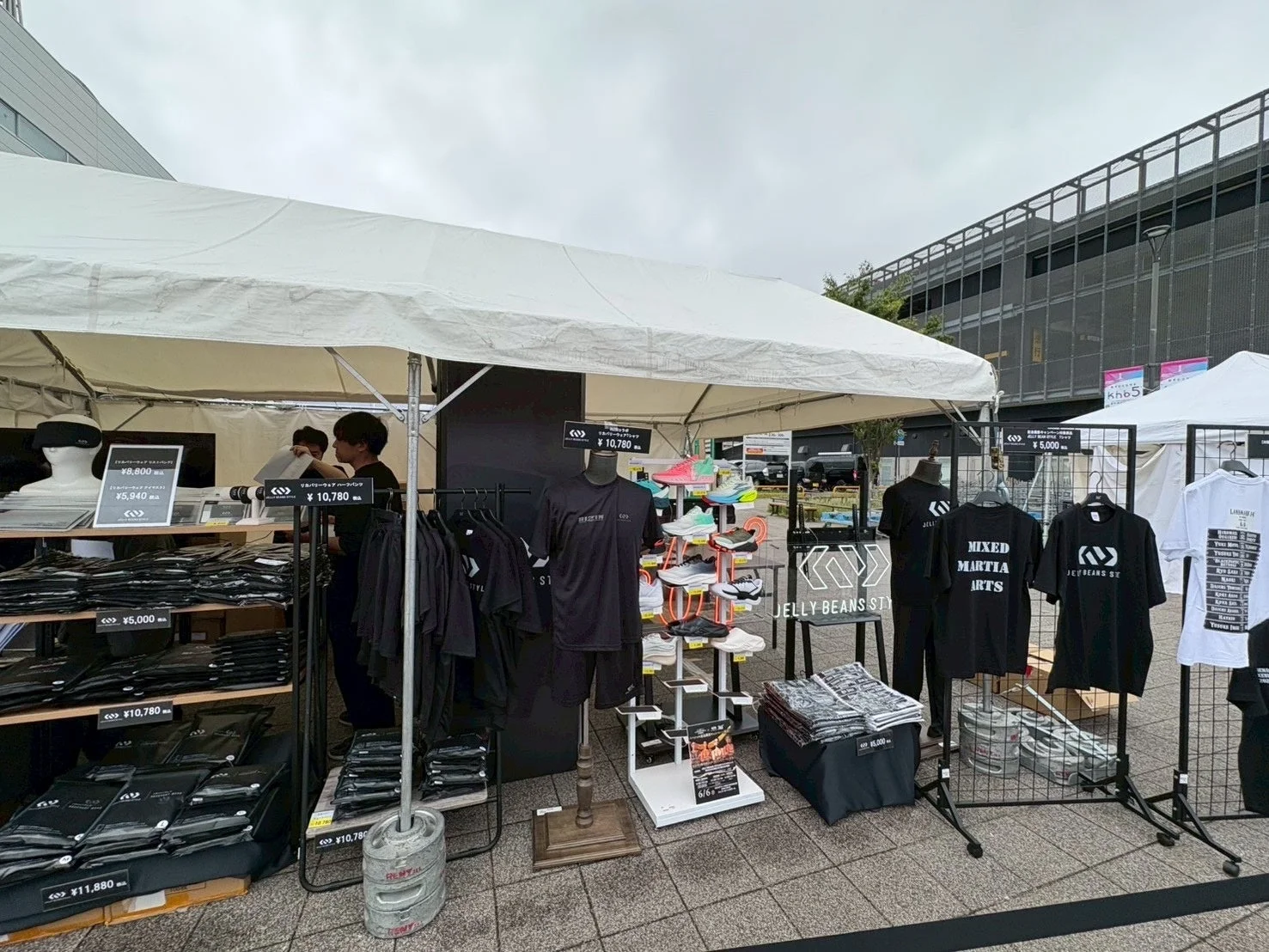 屋外イベントブースでのアパレル販売の様子