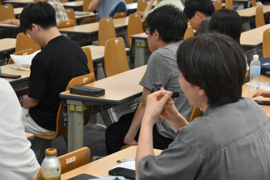 熱心に講義を聴く学生たち