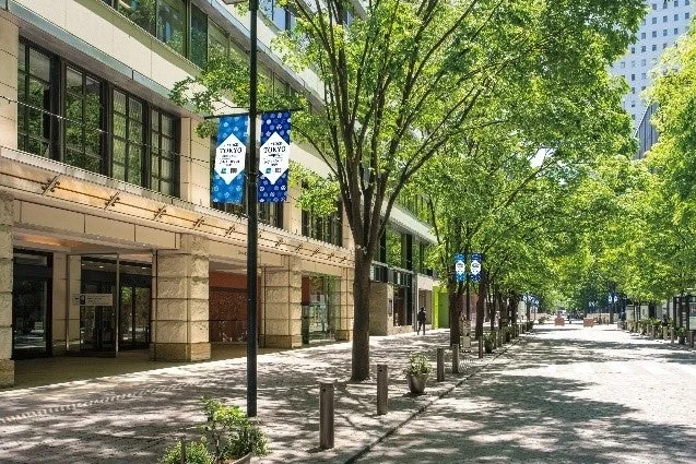 東京の街路樹に掲示されたバナー
