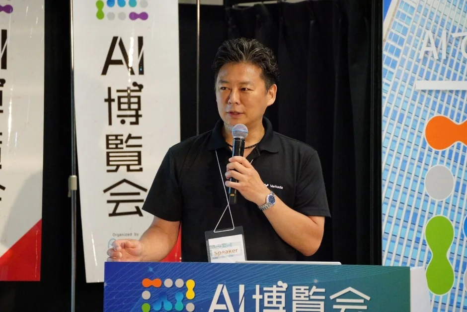講演中の高橋氏