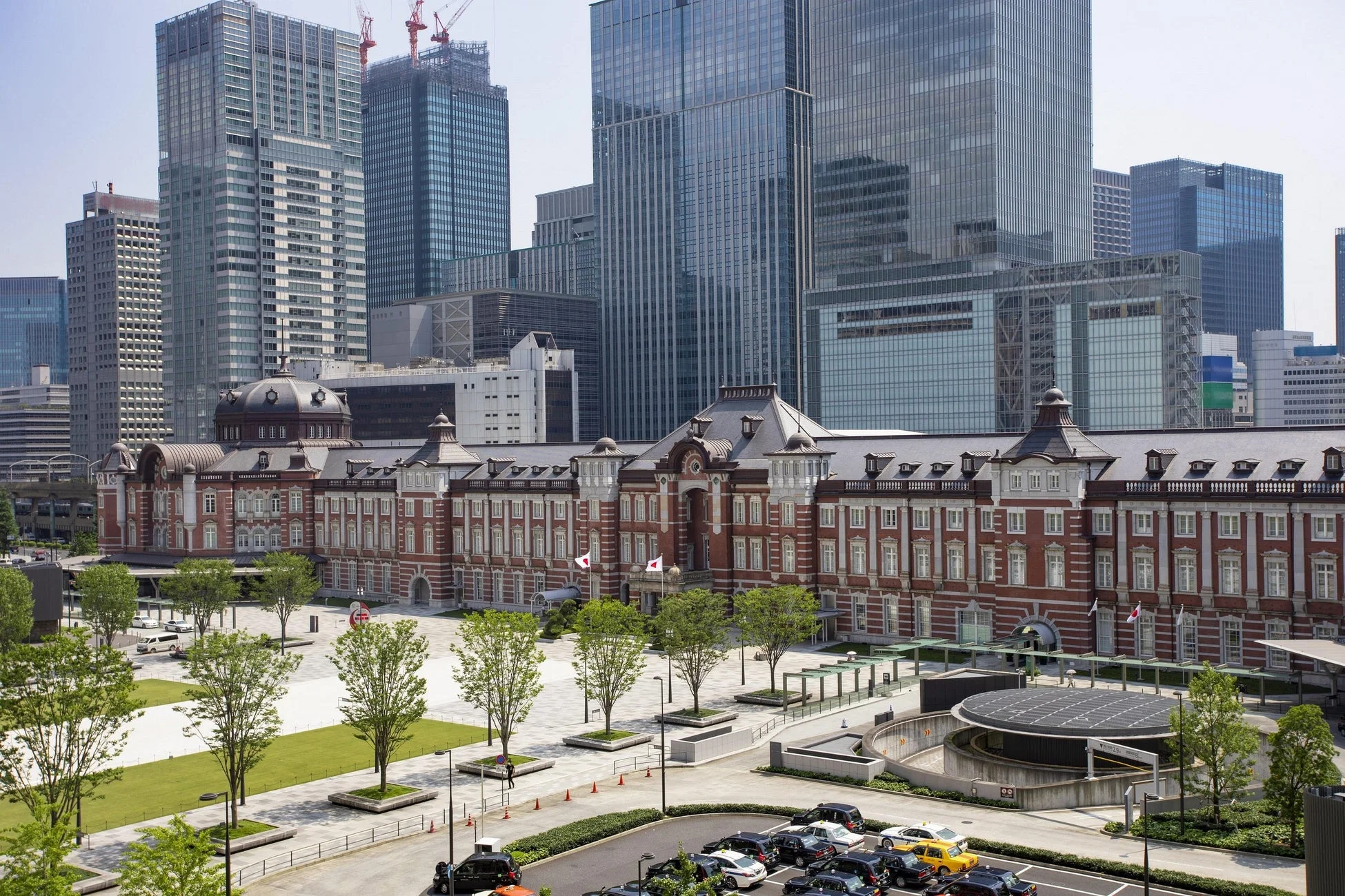 東京駅丸の内駅舎と背景の高層ビル群