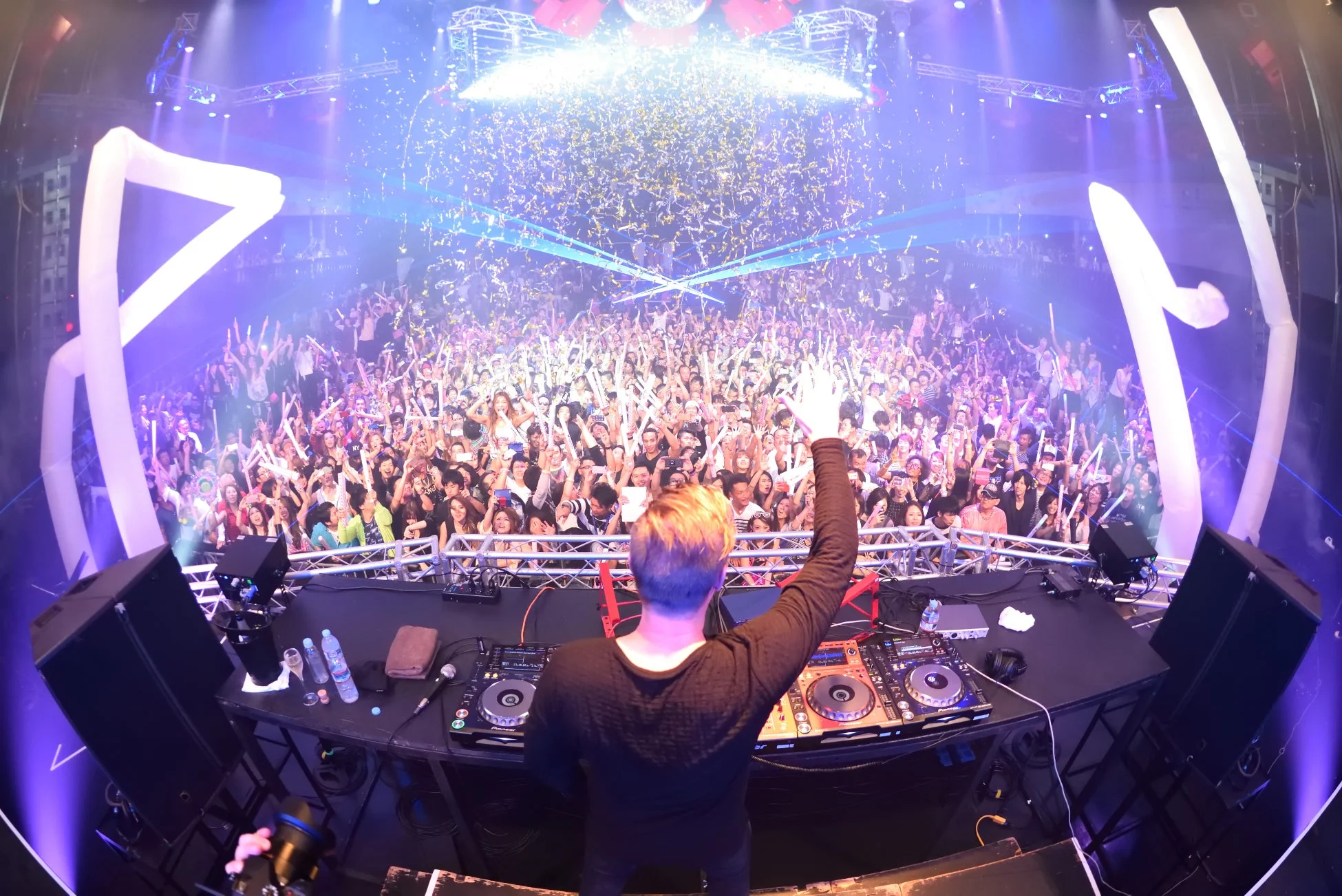 クラブイベントで盛り上がる観客とDJ