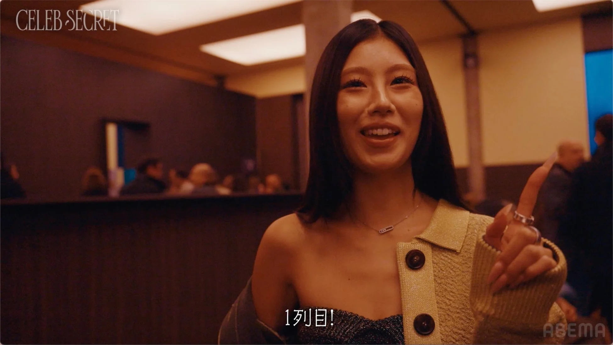 笑顔で指を差すMONAKOさん