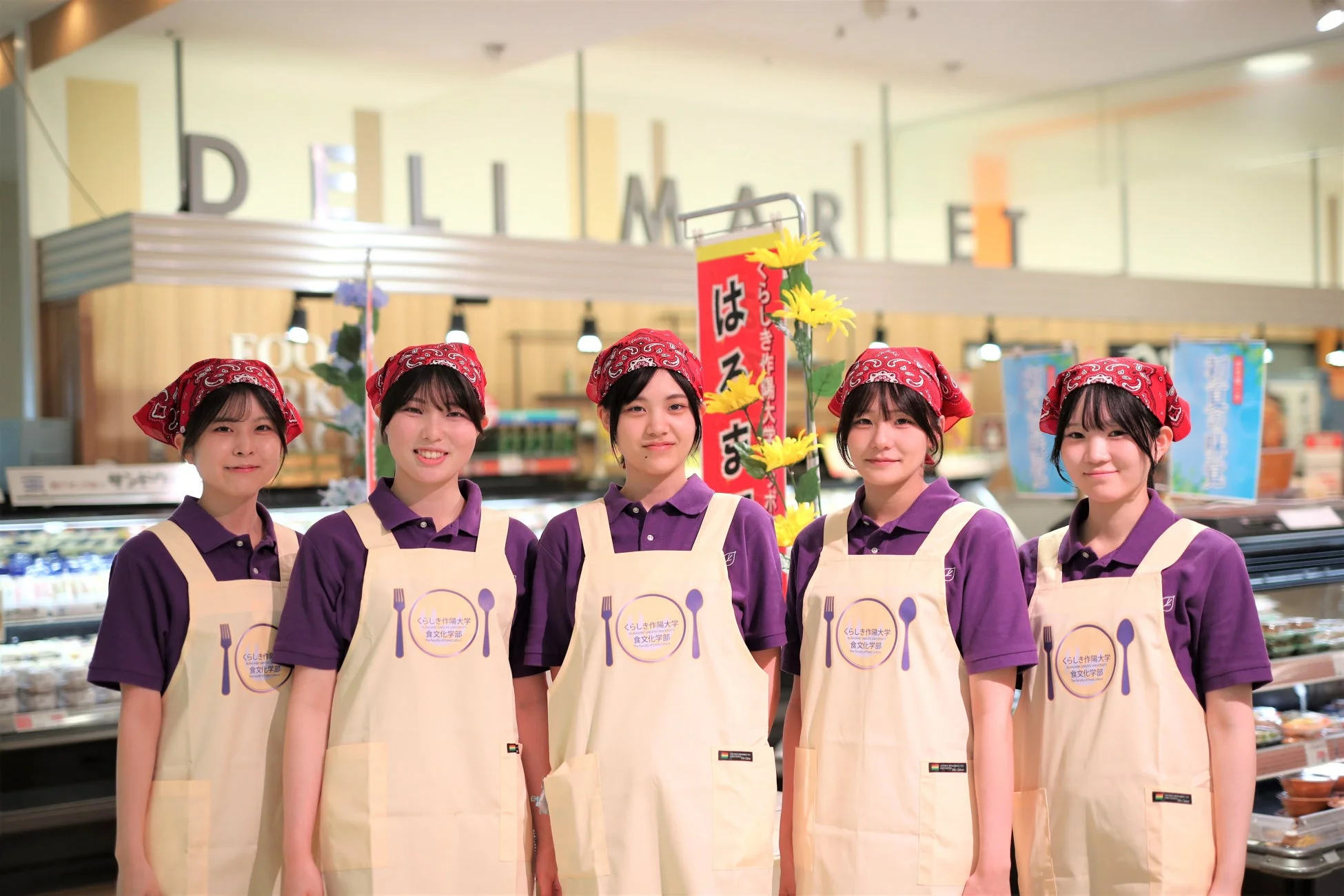 笑顔の女子学生たち