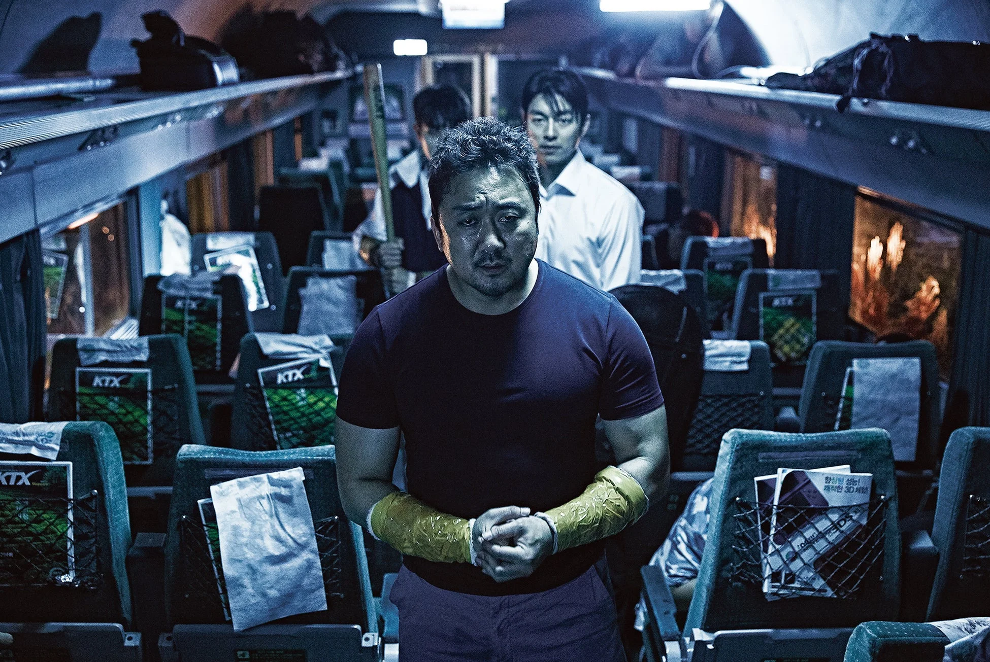 列車内で立つ男性