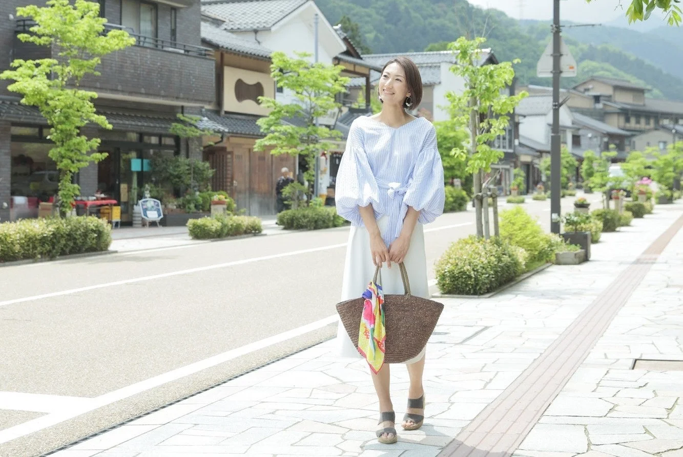 街歩きする女性