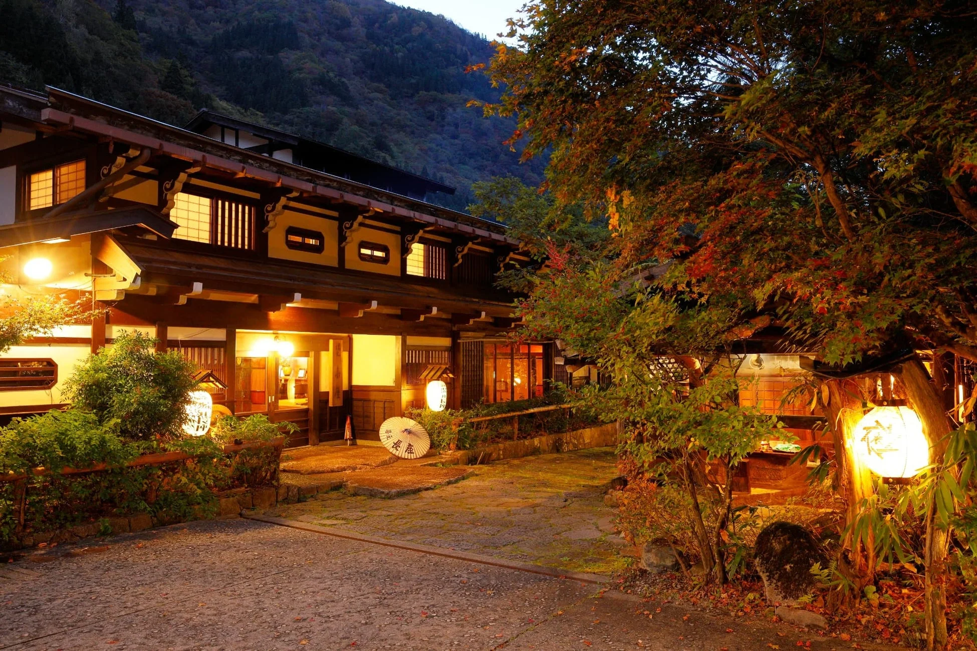 旅館の夕暮れ時の風景