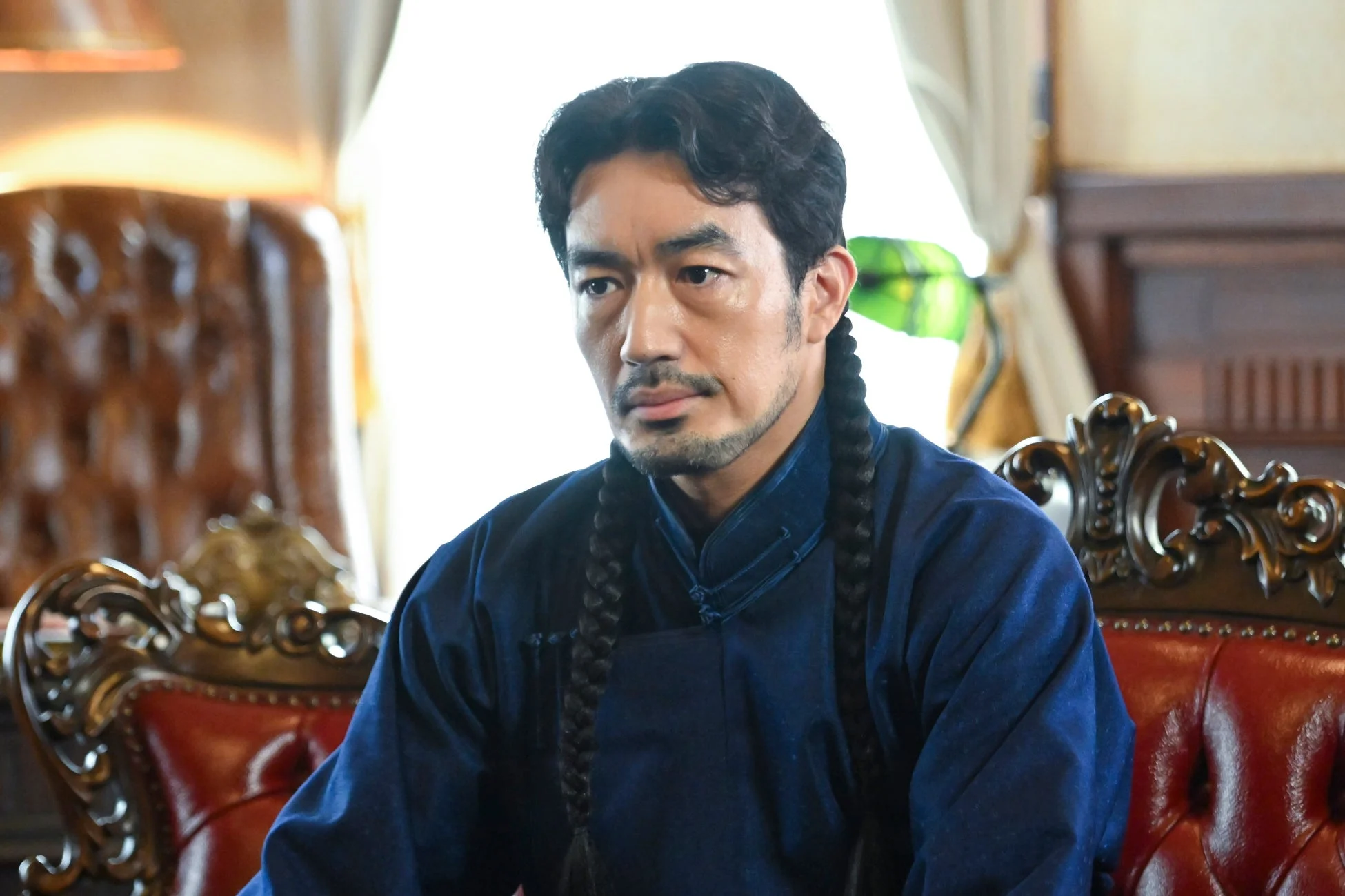 人物,男性,アジア人,伝統衣装,辮髪,髭,口ひげ,座像,真剣な表情,時代劇風,豪華な椅子,屋内