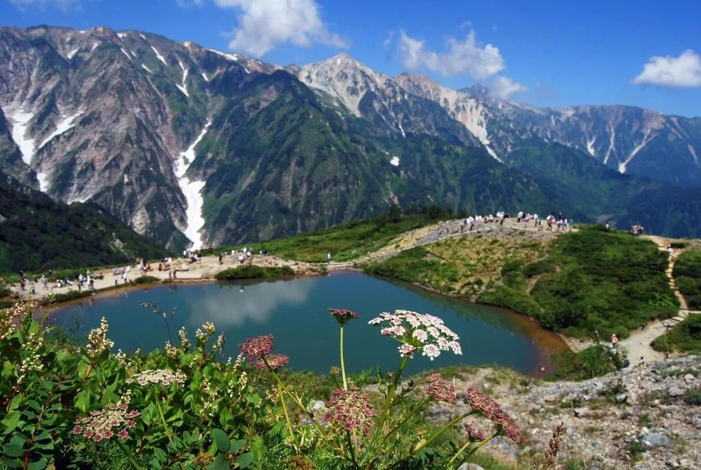 八方池と山々