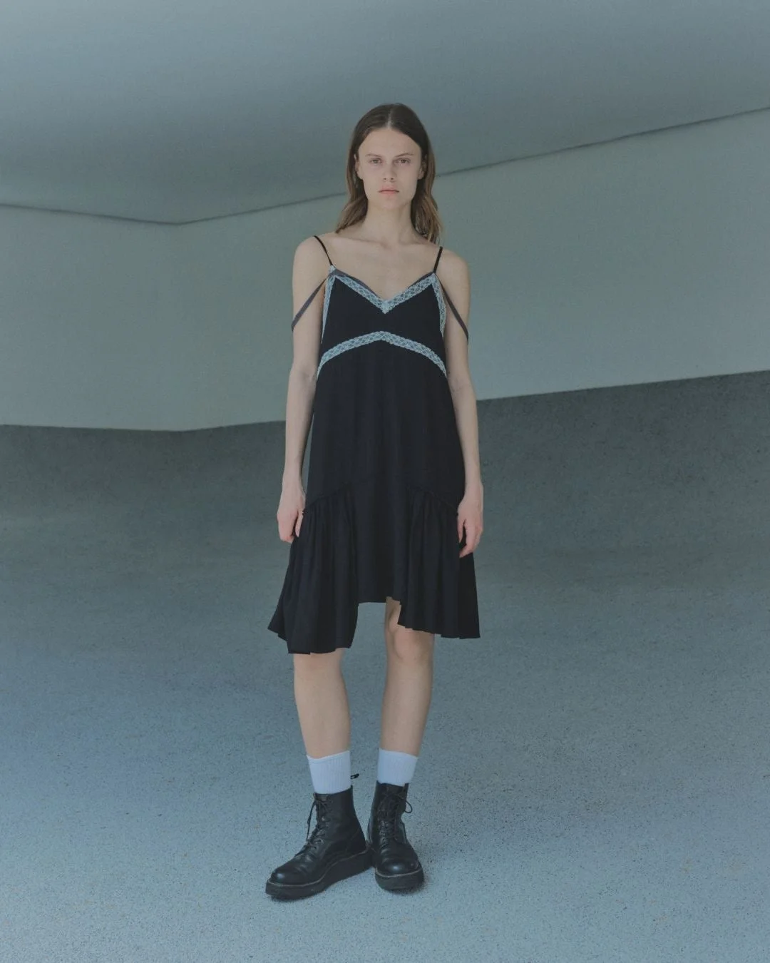 黒いキャミソールワンピースの女性