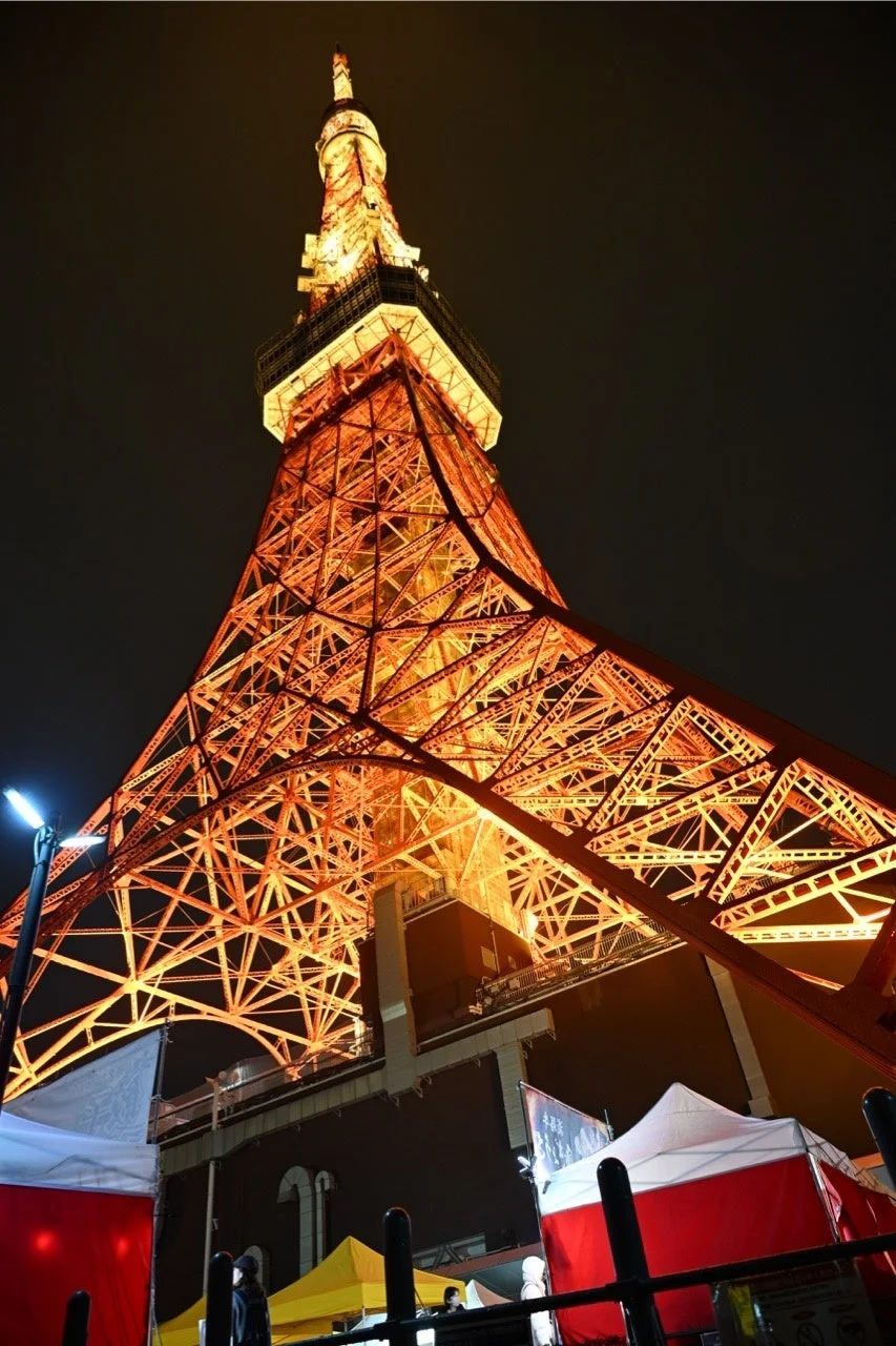 ライトアップされた東京タワーとイベント会場の様子