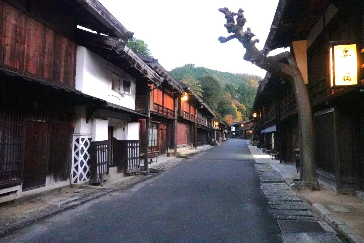 日本の宿場町の夕暮れ