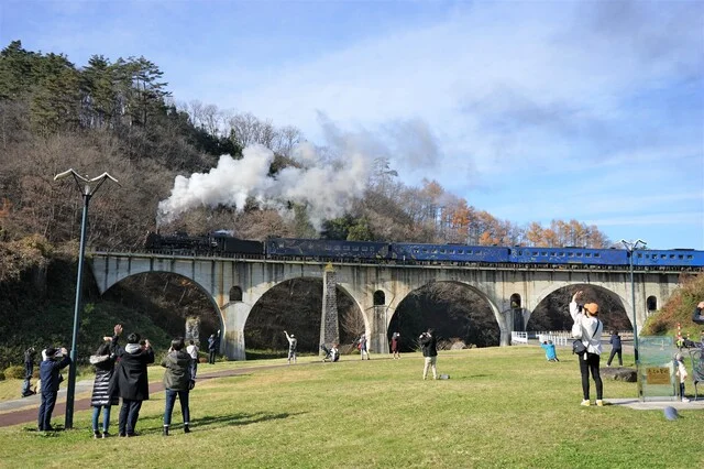 花巻の蒸気機関車と紅葉