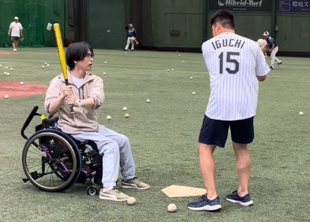 車椅子でのバッティング練習の様子