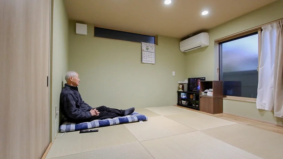 和室でくつろぐ男性
