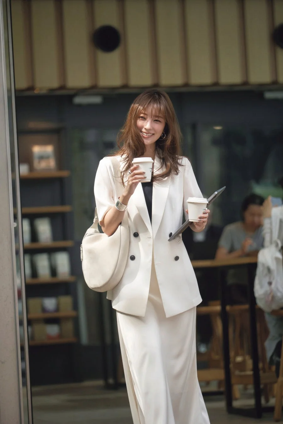 白いスーツを着た女性