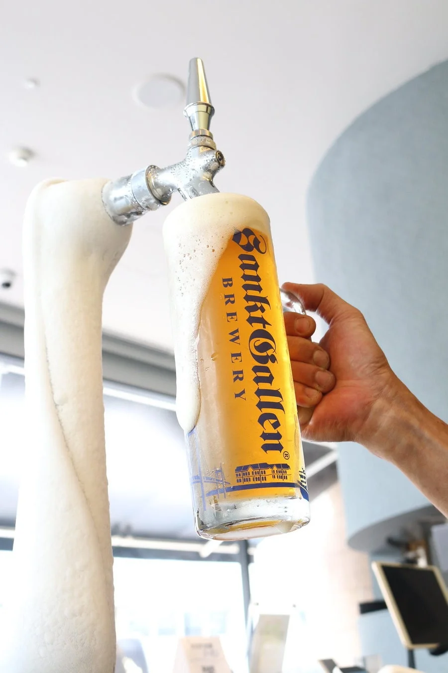グラスに注がれるビール