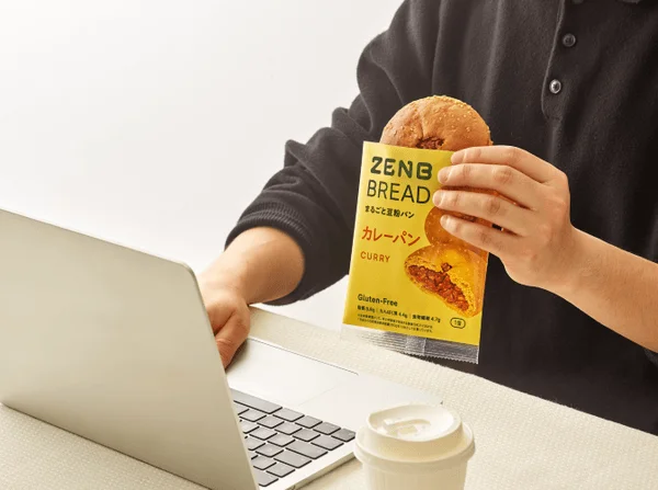 デスクワーク中にZENBブレッド カレーパンを食べる様子