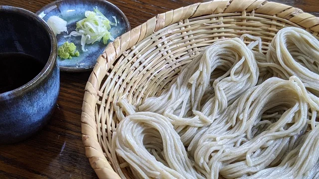 竹ざるに盛られたざるそば