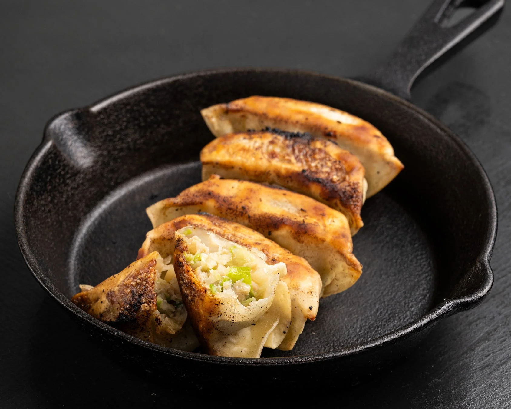 焼き上げられた餃子の盛り合わせ
