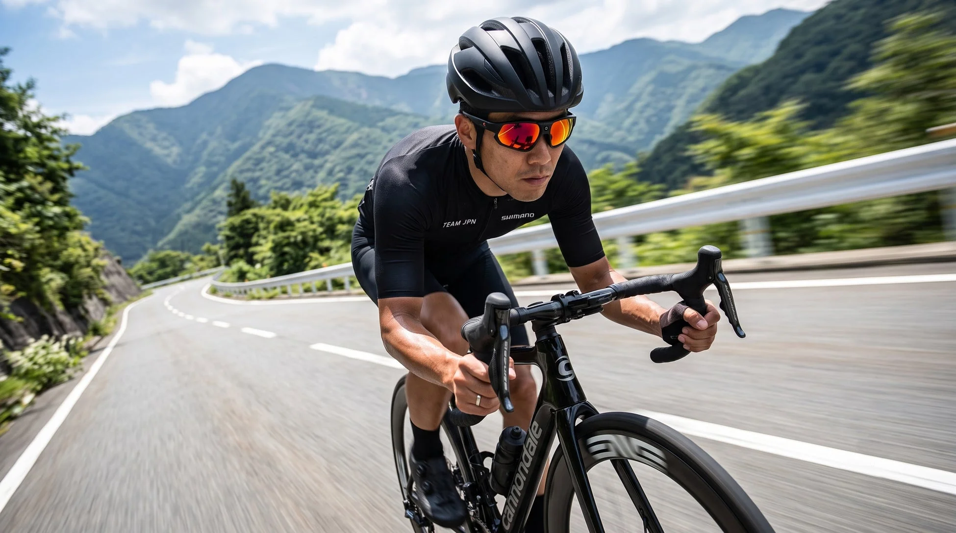 山道をロードバイクで走行する男性