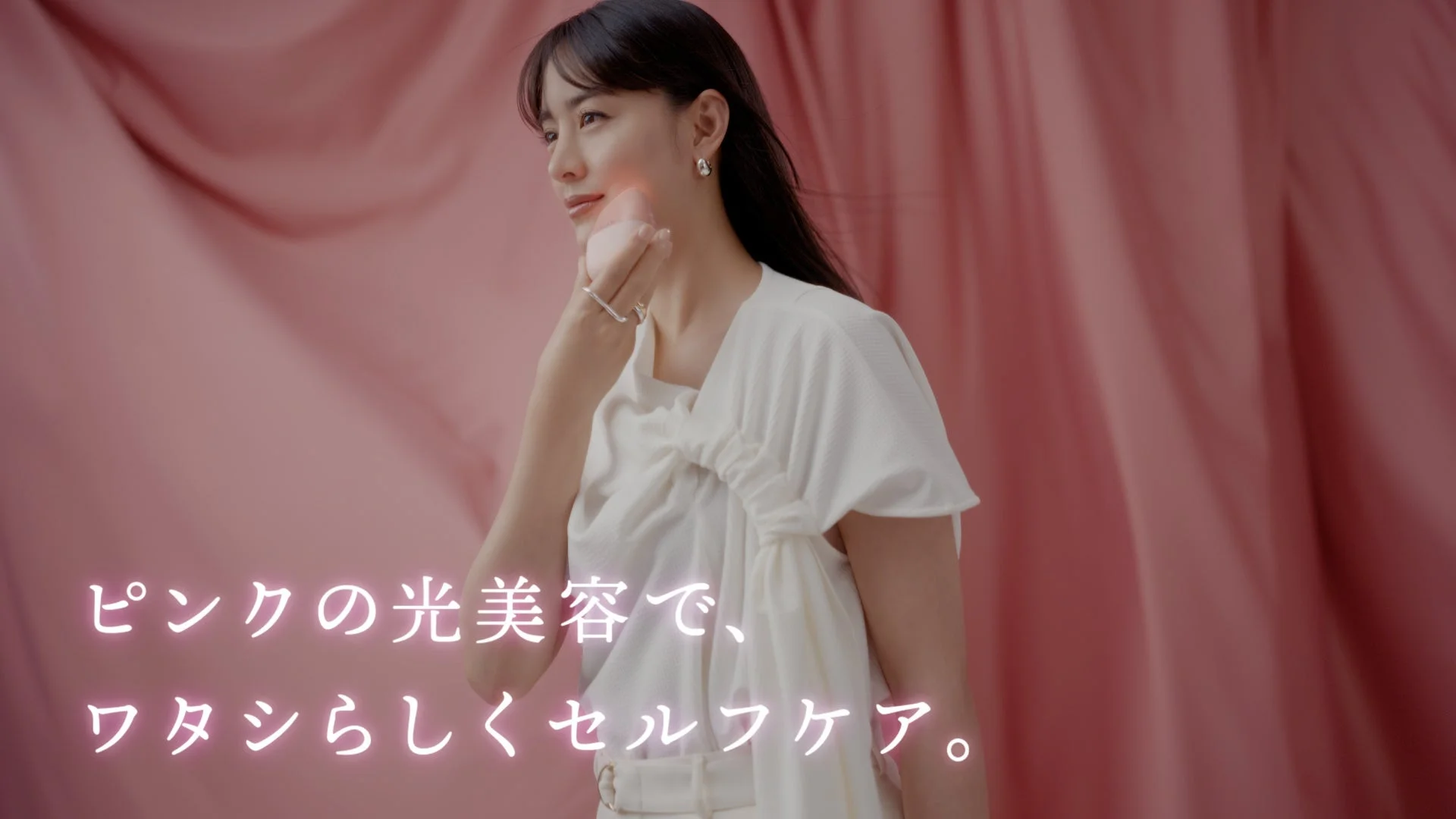 CMのイメージ、セルフケアをする女性