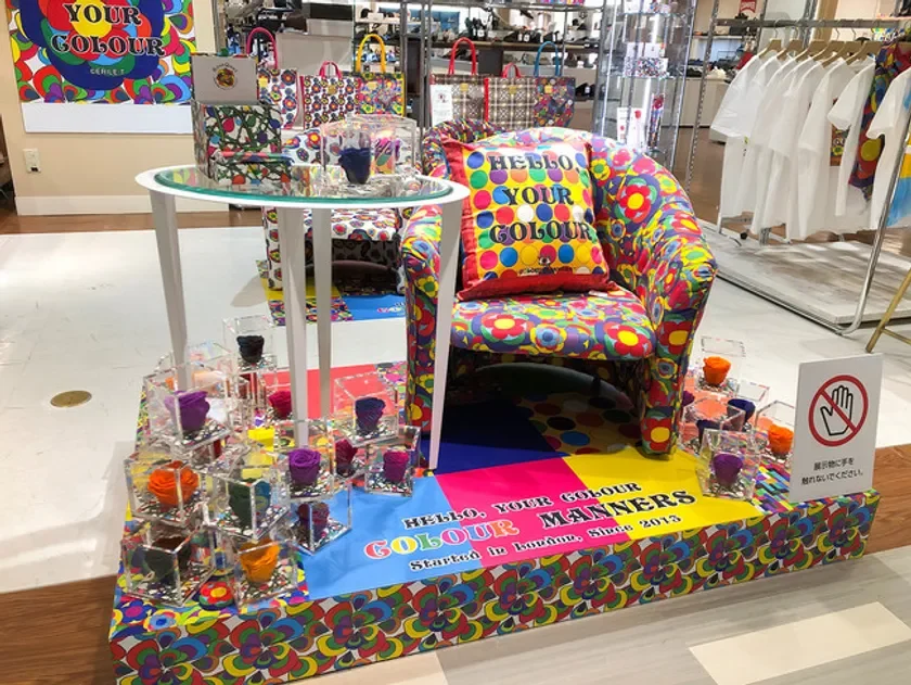 YOUR COLOUR GENIE T HELLO YOUR COLOUR HELLO, YOUR COLOUR MANNERS COLOUR MANNERS Started in Kuzumi, Since 2013 展示物に手を触れないでください。