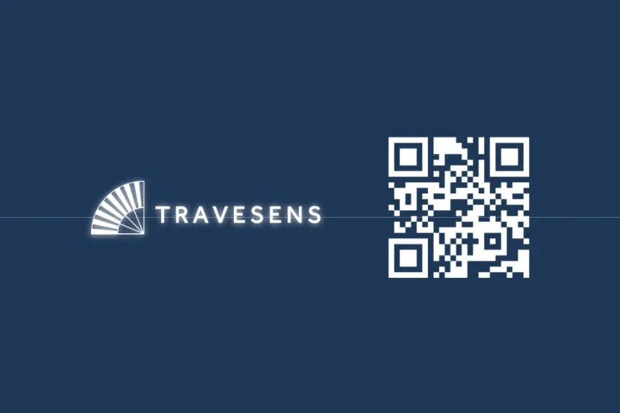 TRAVESENSのロゴとQRコード
