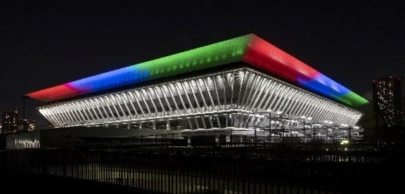 夜間にライトアップされたスタジアム