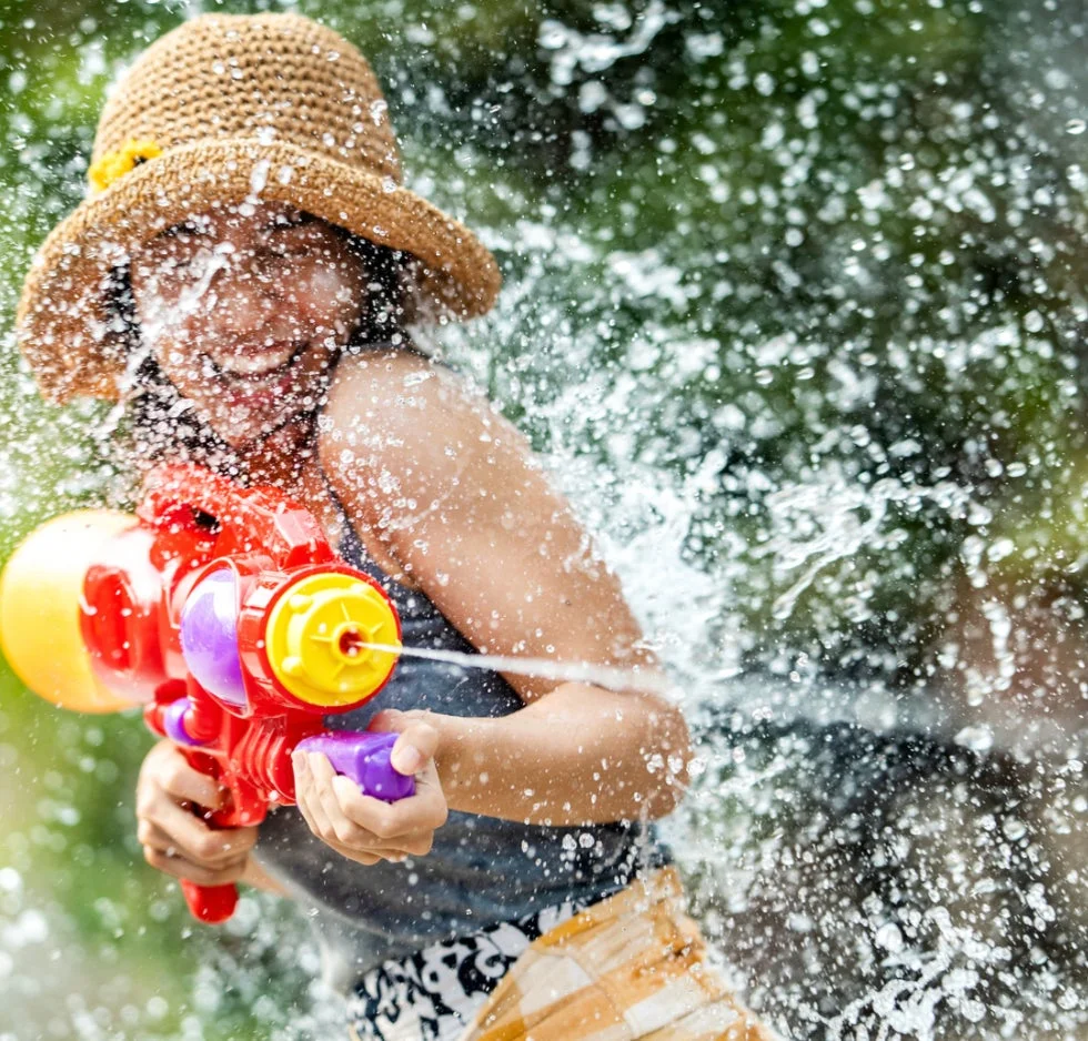 水遊びをする子供