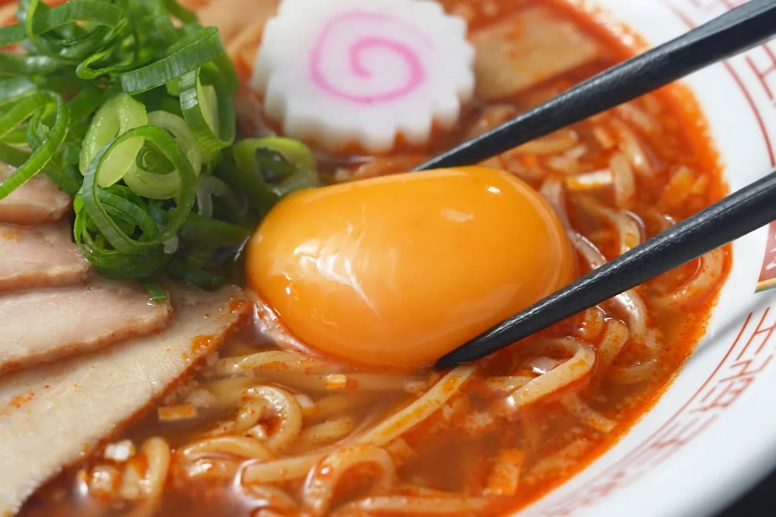 生卵トッピングの夏ラーメン