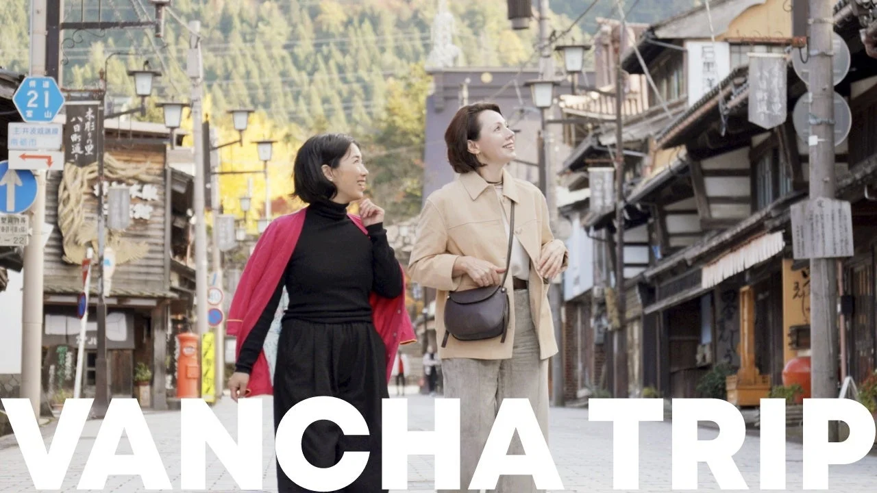 日本の古い町並みを散策する女性