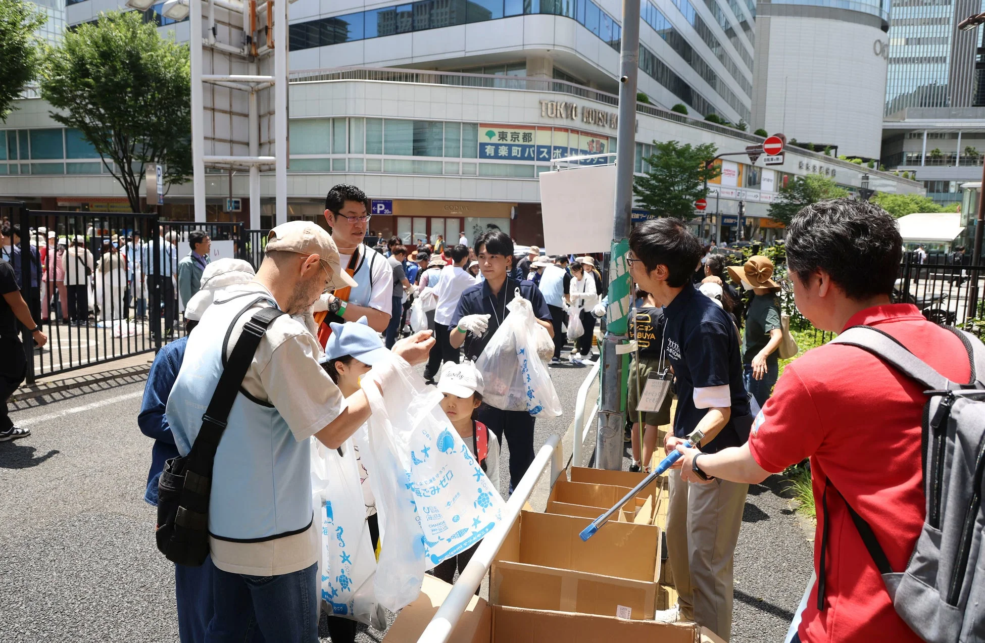 多くの参加者によるゴミ拾い