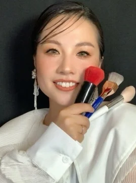メイクブラシを持つ福岡美波氏