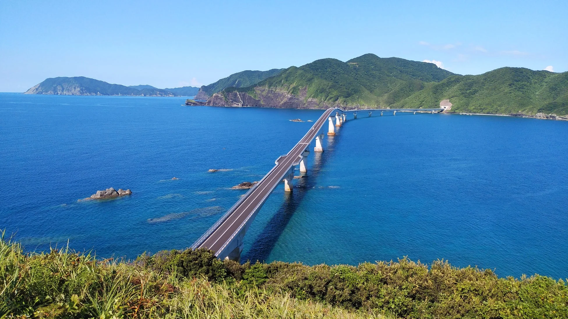 コバルトブルーの海に架かる橋