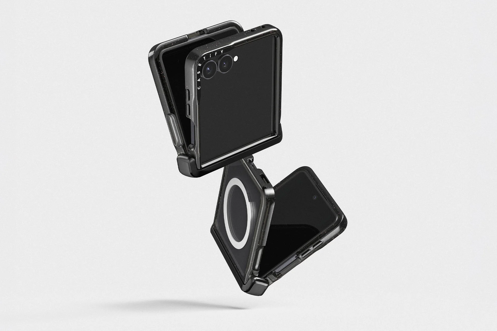 CASETiFYのケースを装着した2台の黒い折りたたみスマートフォン
