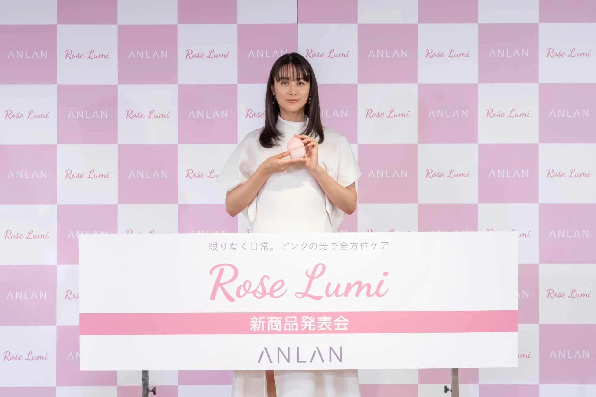 山本美月さんが製品を持つ発表会の様子