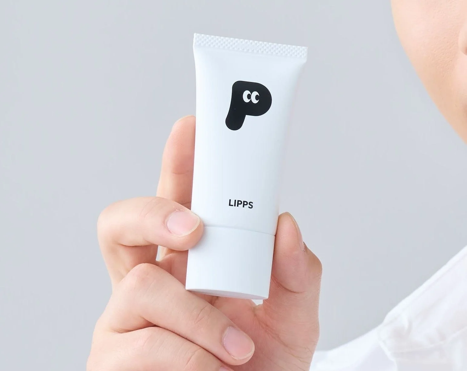 LIPPS製品を持つ男性の手
