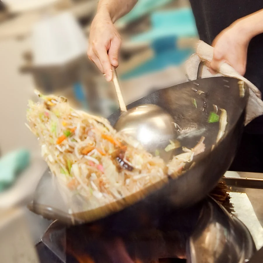 中華鍋で調理するシェフ