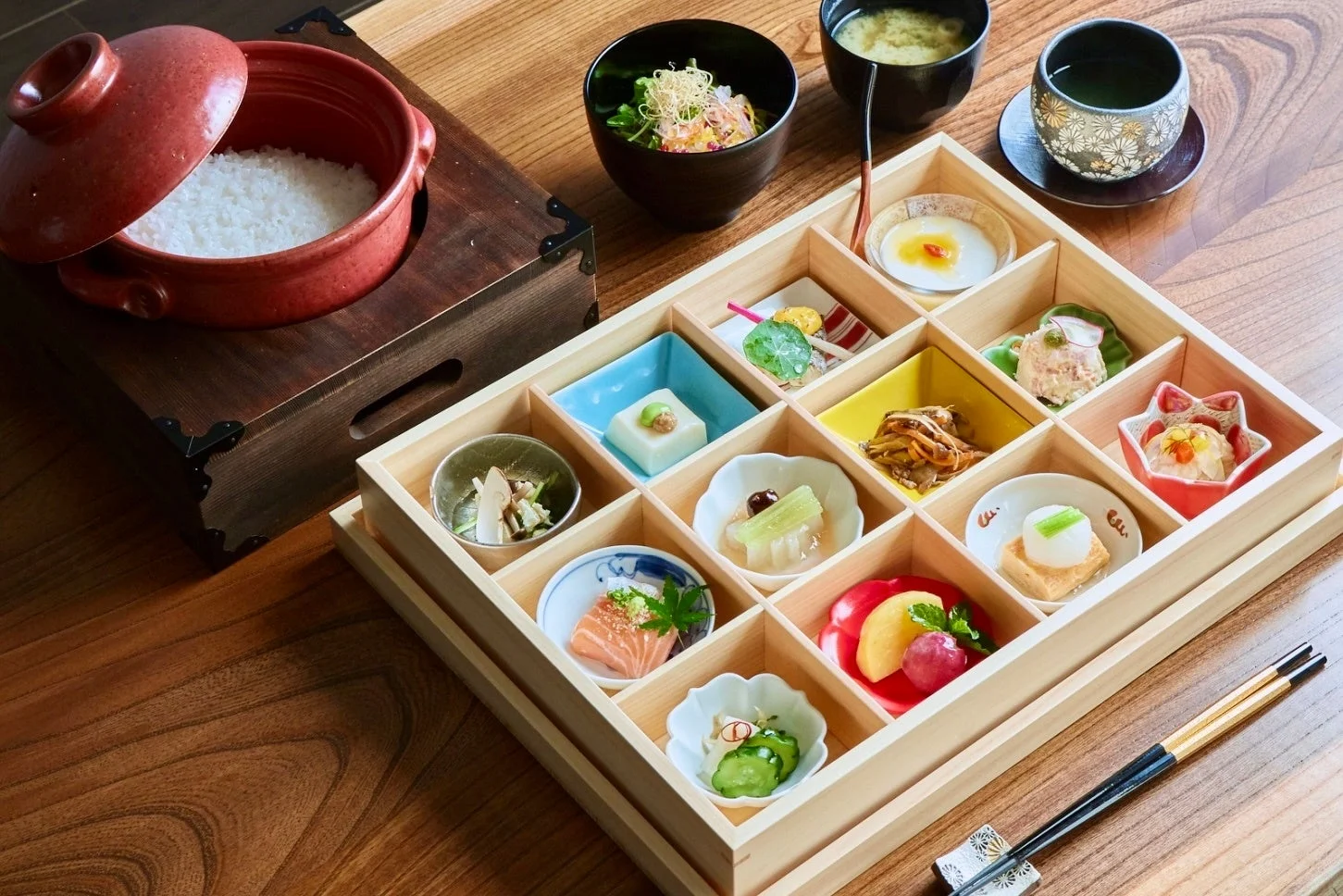 木製の箱に美しく盛り付けられた和食膳