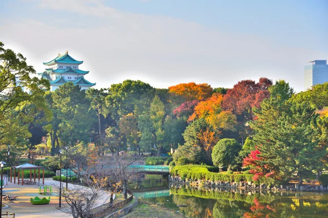名古屋城と紅葉