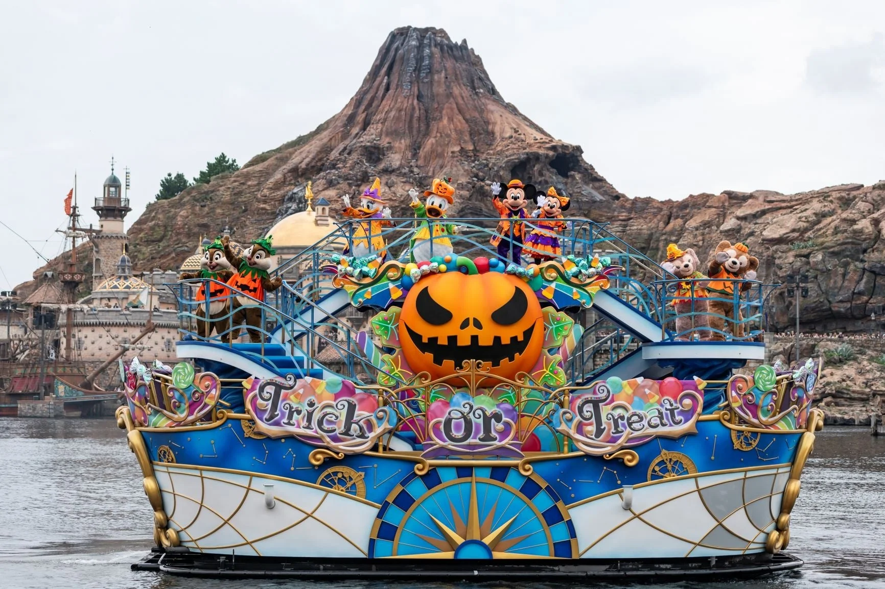 ハロウィーンコスチュームのディズニーキャラクターが乗る船