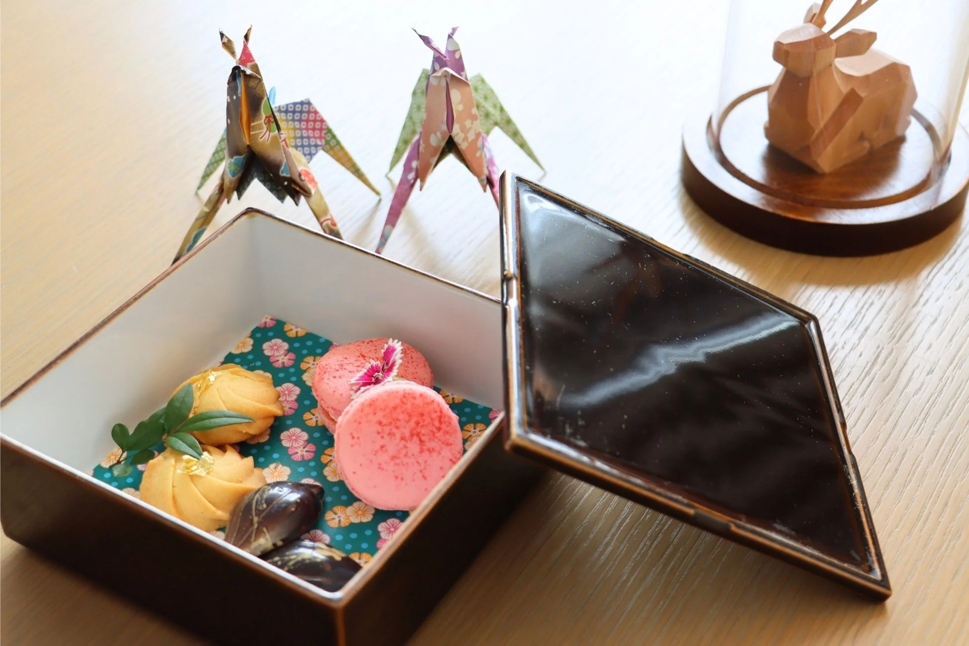 マカロン、クッキー、チョコレートなどのスイーツの盛り合わせ