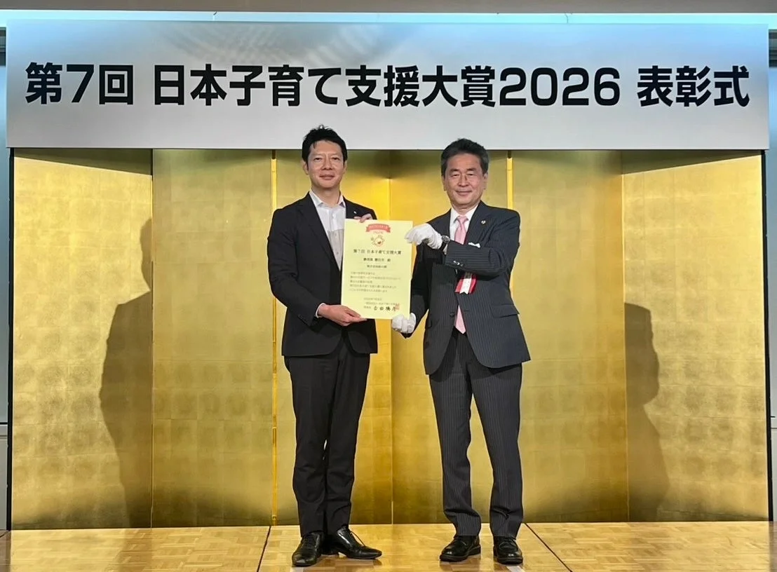 表彰式での表彰状授与