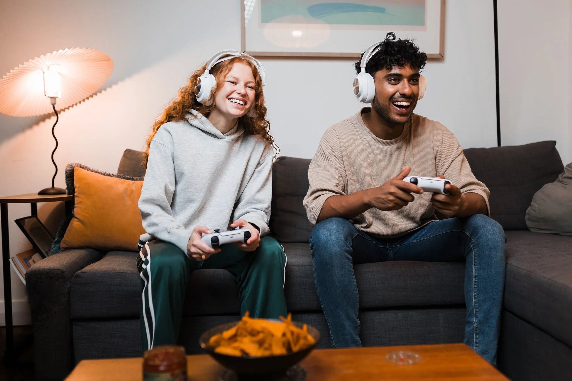 ゲームを楽しむカップル